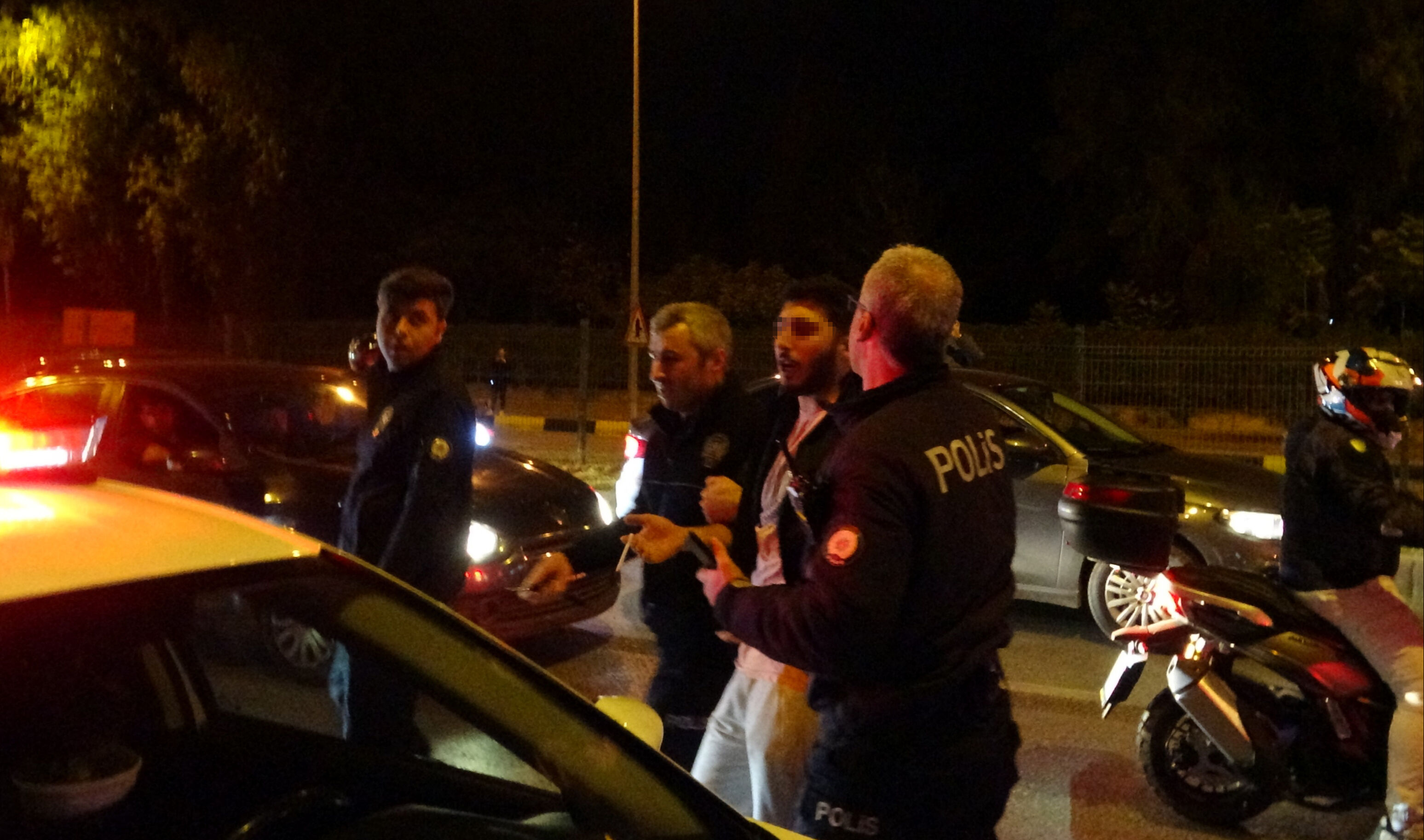 Üst geçide çıkan genç için hayat kurtaran hamle alkış topladı Üst geçide çıkan genç için hayat kurtaran hamle alkış topladı - 3. Resim