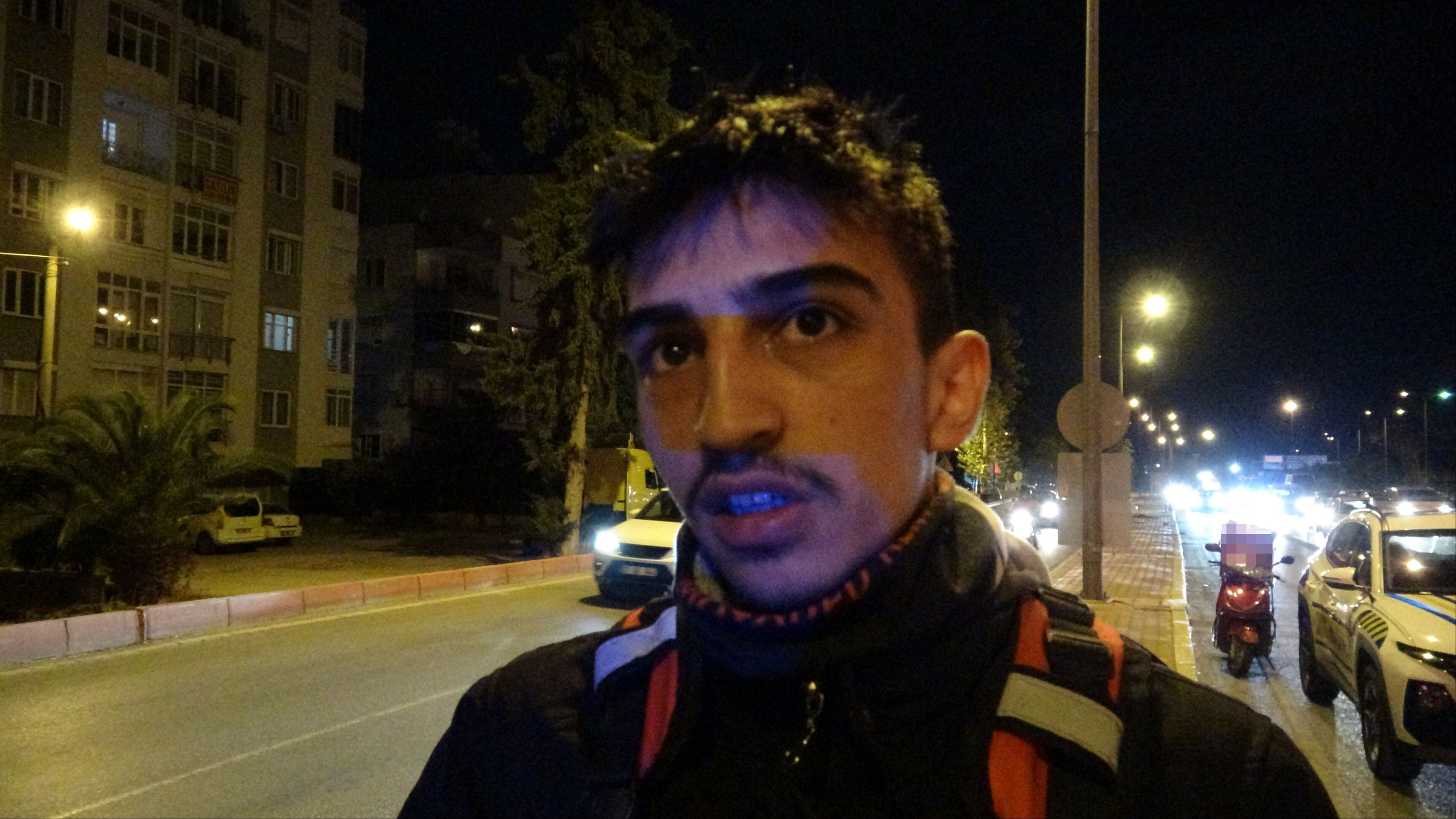 Üst geçide çıkan genç için hayat kurtaran hamle alkış topladı Üst geçide çıkan genç için hayat kurtaran hamle alkış topladı - 2. Resim