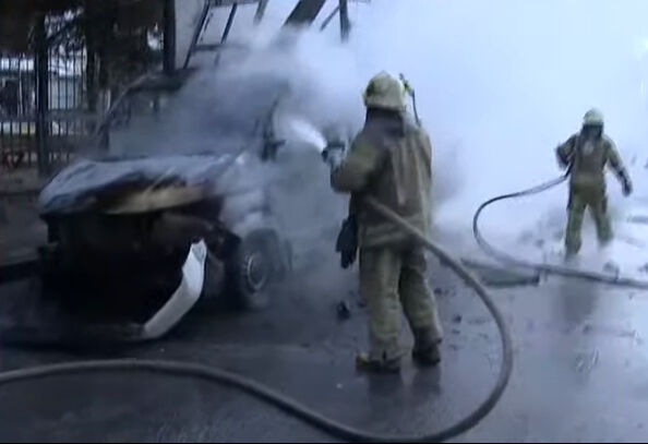 Yenibosna'da yol üzerindeki bir araç alev aldı! Araçta patlamalar oldu Yenibosna'da yol üzerindeki bir araç alev aldı! Araçta patlamalar oldu - 1. Resim