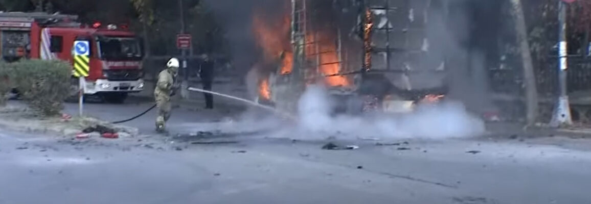 Yenibosna'da yol üzerindeki bir araç alev aldı! Araçta patlamalar oldu Yenibosna'da yol üzerindeki bir araç alev aldı! Araçta patlamalar oldu - 2. Resim