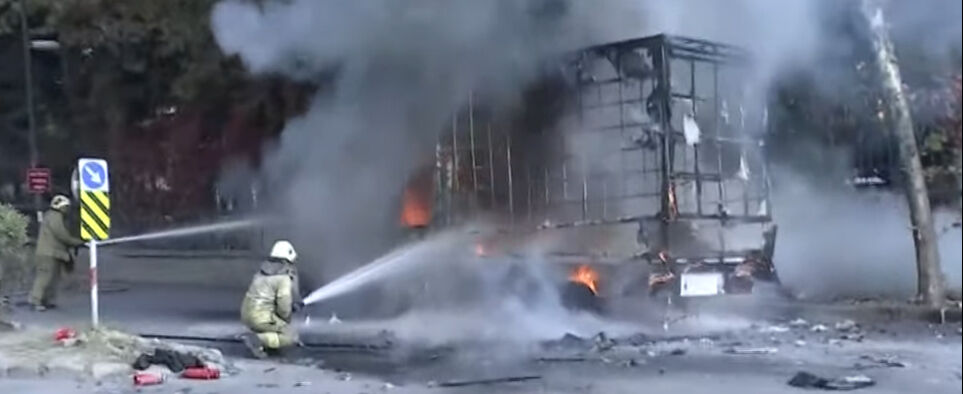 Yenibosna'da yol üzerindeki bir araç alev aldı! Araçta patlamalar oldu Yenibosna'da yol üzerindeki bir araç alev aldı! Araçta patlamalar oldu - 3. Resim