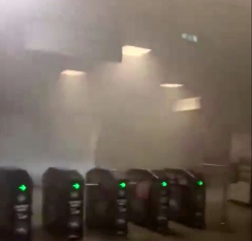 Yenikapı metro istasyonunda yangın çıktı, seferler iptal Yenikapı metro istasyonunda yangın çıktı, seferler iptal - 1. Resim