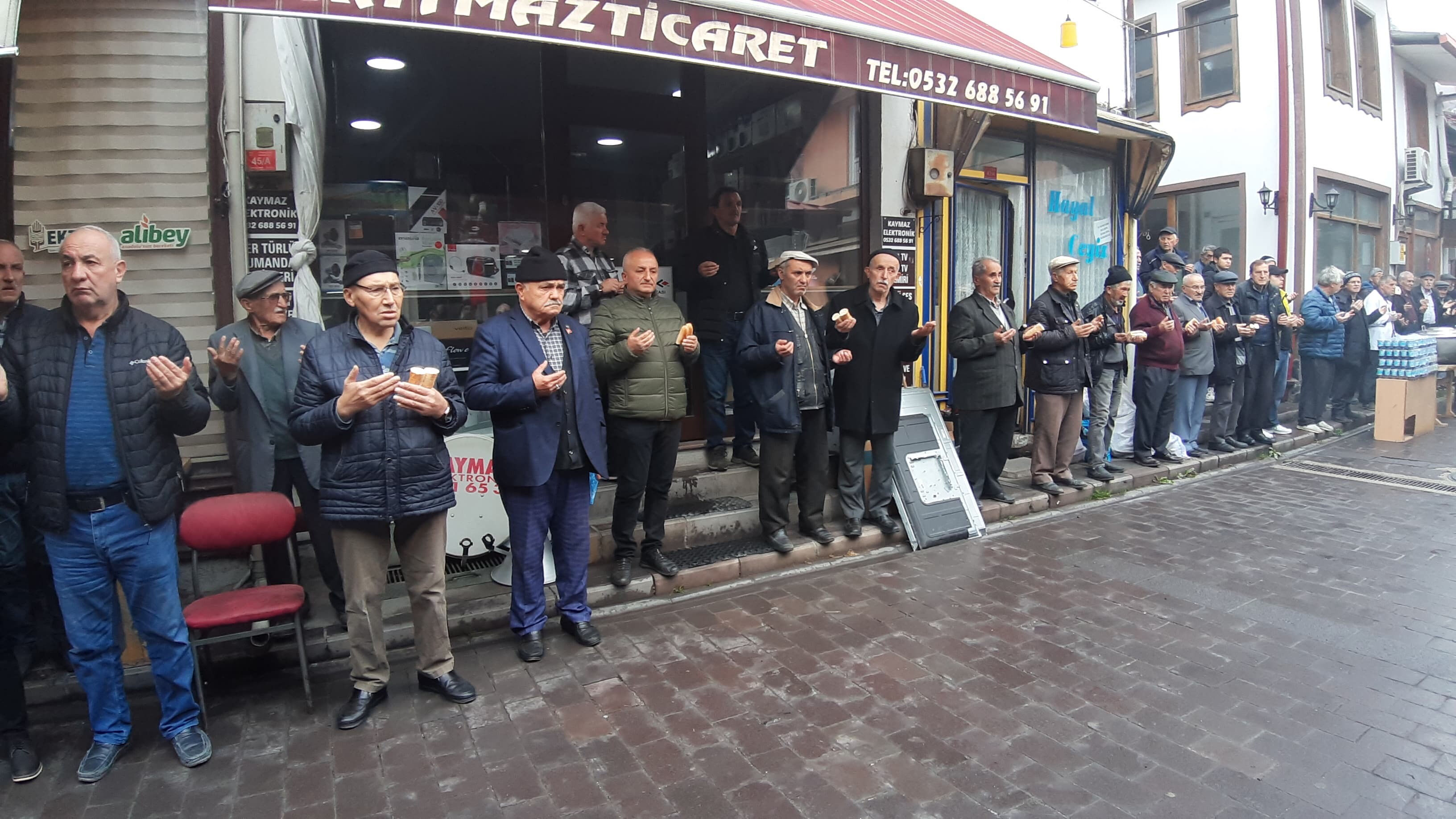 7 asırlık gelenek yağmura rağmen yapıldı! Bolu'da çarşı esnafı duayı terk etmiyor - 1. Resim