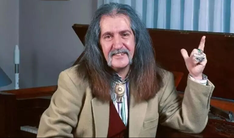 Barış Manço'yu canlandıracak Ekin Koç'tan itiraf! 'Korkuyorum' diyerek duyurdu - 1. Resim