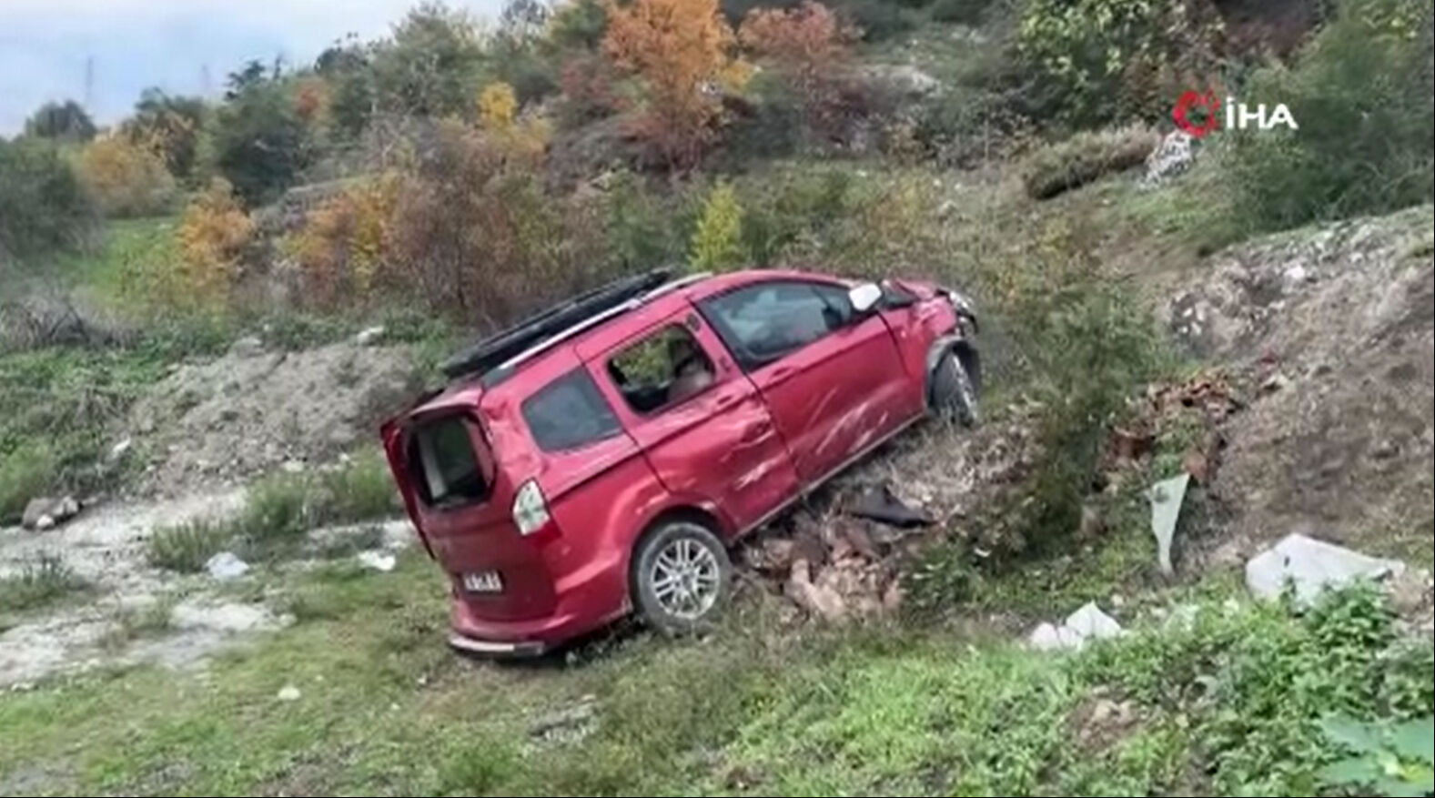 Dedesinin aracını kaçıran çocuk polisten kaçarken şarampole uçtu - 2. Resim