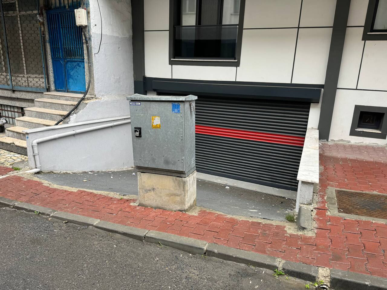 Elektrik panosu isyan ettirdi! Küçükçekmece'de otopark girişi böyle kapalı kaldı - 2. Resim