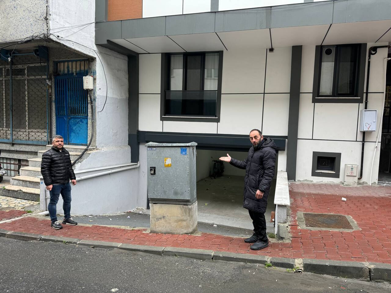 Elektrik panosu isyan ettirdi! Küçükçekmece'de otopark girişi böyle kapalı kaldı - 1. Resim