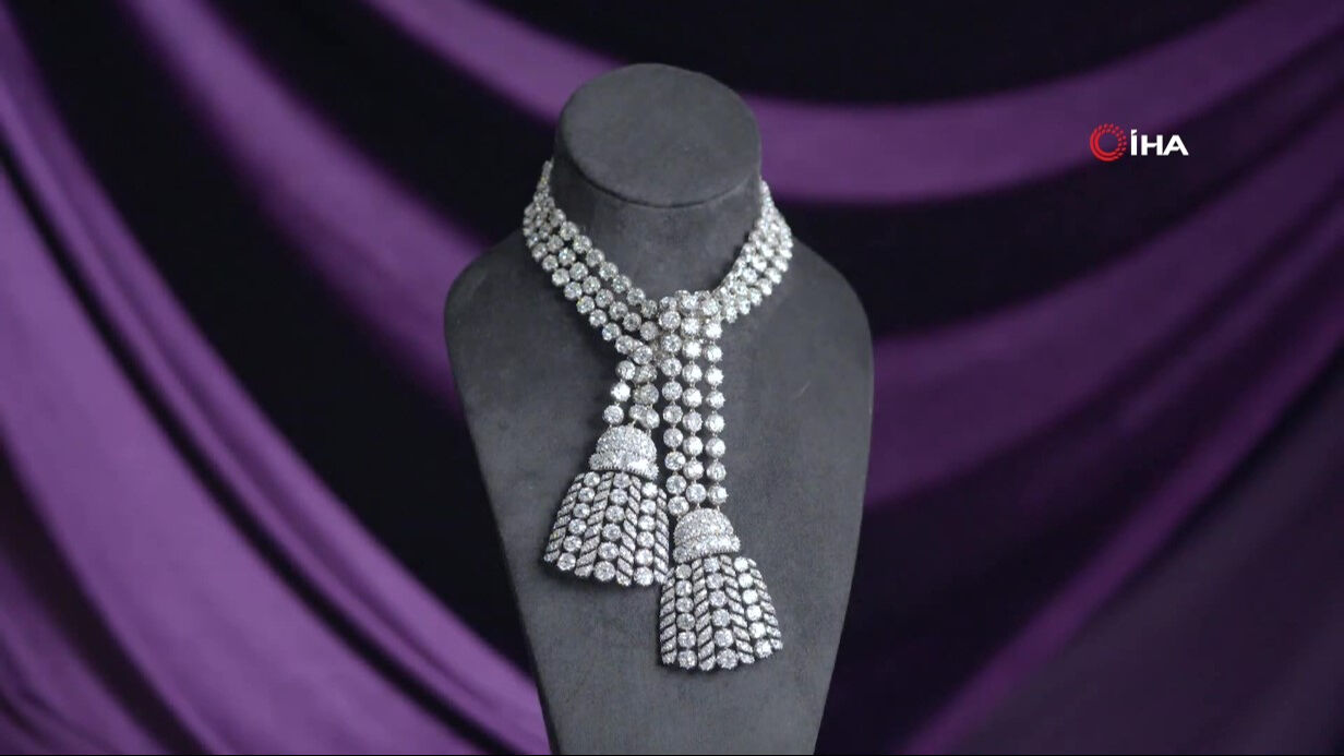 Fransa Kraliçesi Antoinette'in elmas kolyesi rekor fiyata satıldı - 1. Resim