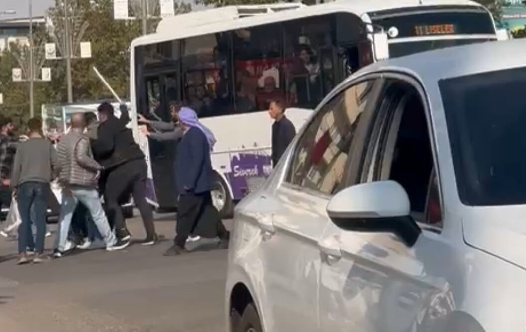 Güpegündüz dehşeti yaşattılar! Minibüs şoförüne tekmeli sopalı saldırı - 1. Resim