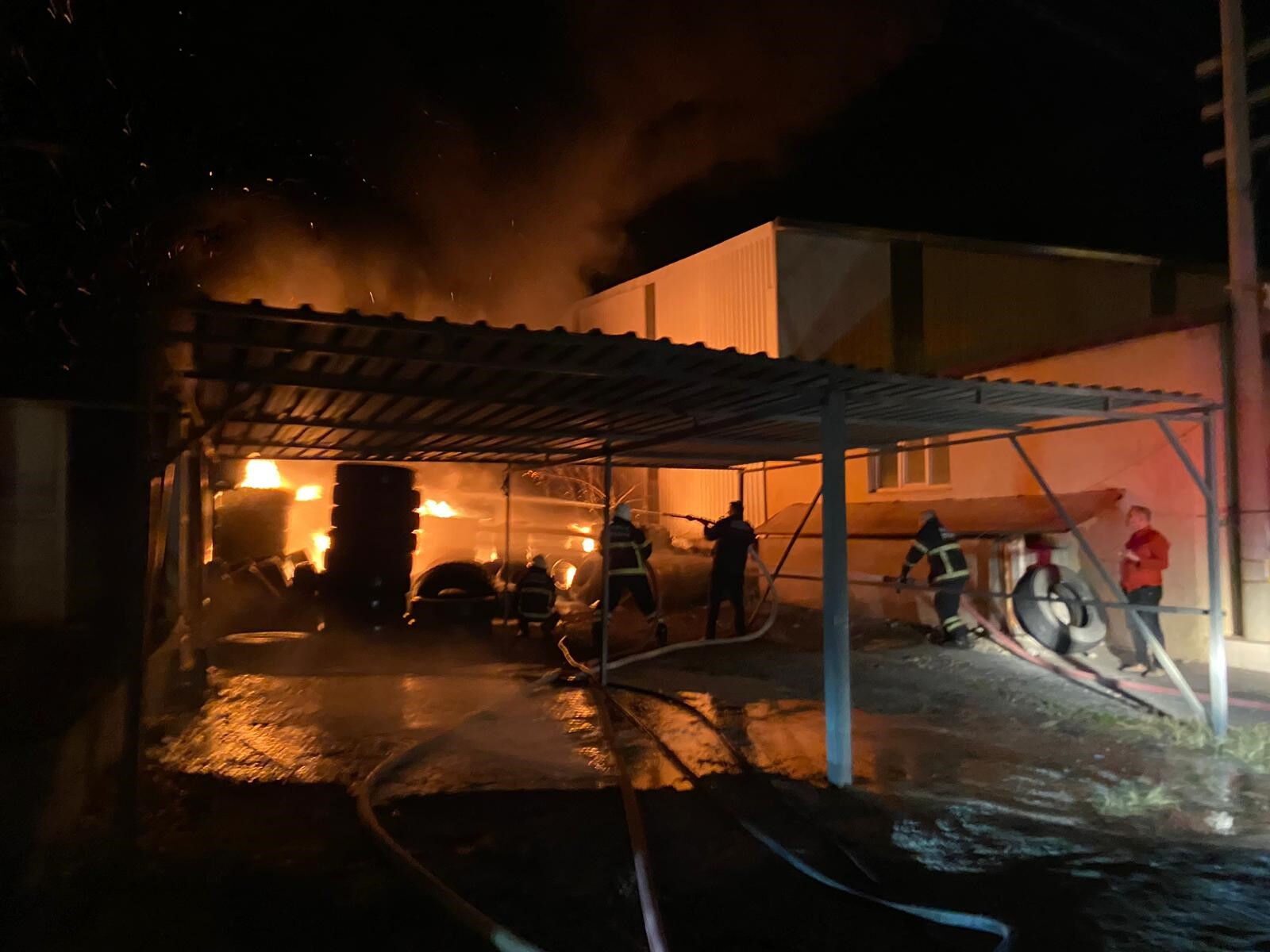 Hatay'da yangın faciası! Alevler geceyi aydınlattı - 1. Resim