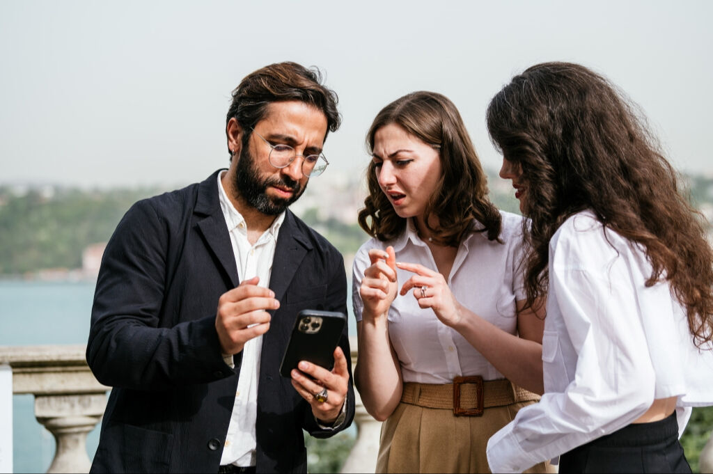 İşaret diline 230 yeni kelime kazandırdı! Sağır ailenin işiten çocuğu engelliler için sanat sözlüğü oluşturdu İşaret diline 230 yeni kelime kazandırdı! Sağır ailenin işiten çocuğu engelliler için sanat sözlüğü oluşturdu - 1. Resim