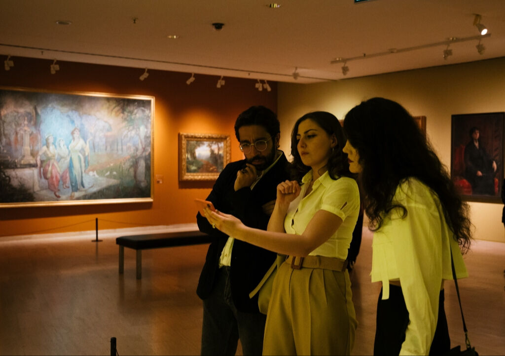 İşaret diline 230 yeni kelime kazandırdı! Sağır ailenin işiten çocuğu engelliler için sanat sözlüğü oluşturdu İşaret diline 230 yeni kelime kazandırdı! Sağır ailenin işiten çocuğu engelliler için sanat sözlüğü oluşturdu - 2. Resim