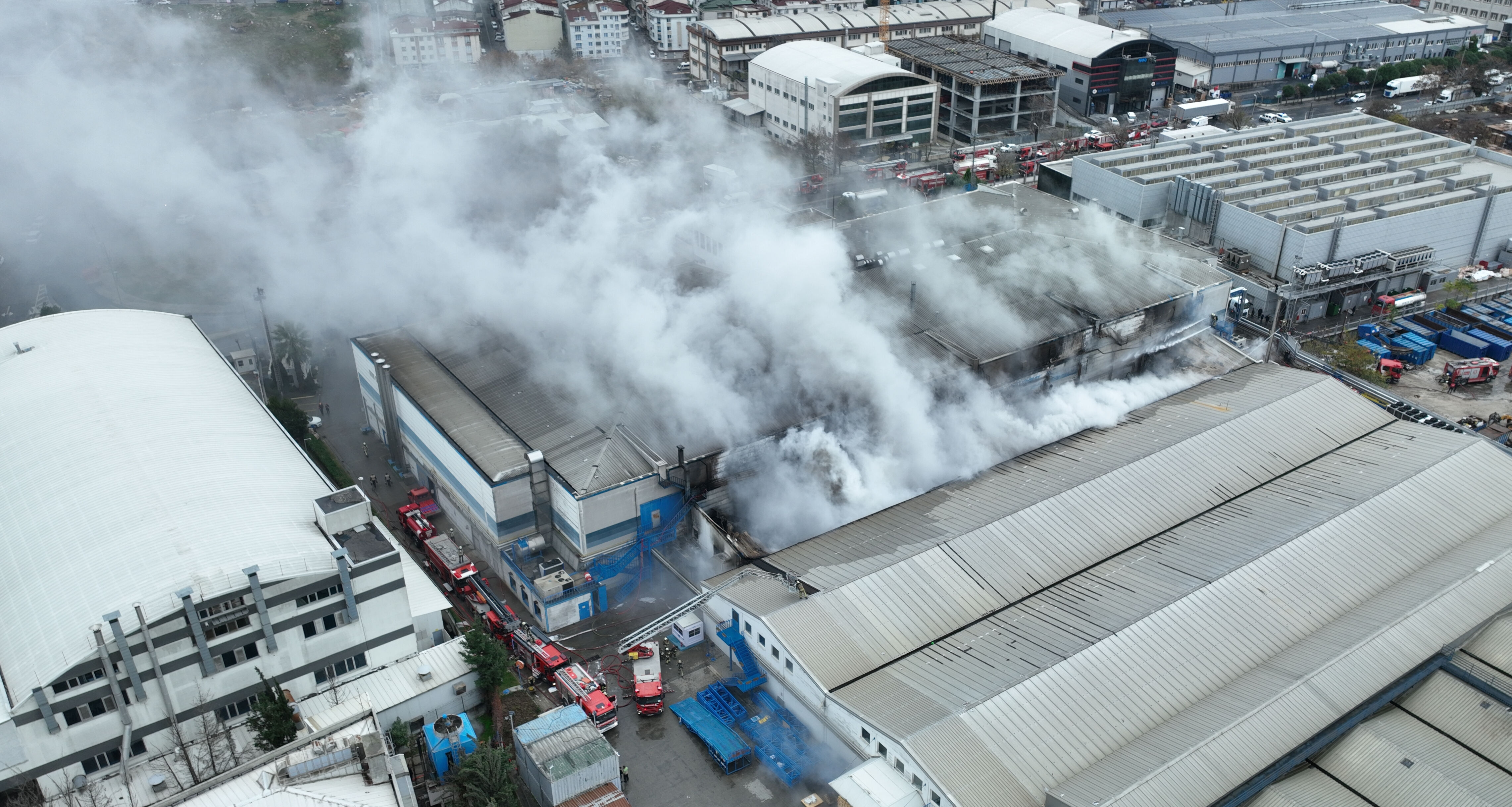 İstanbul Esenyurt'ta fabrika yangını! Alevler saatler sonra kontrol altına alındı - 1. Resim