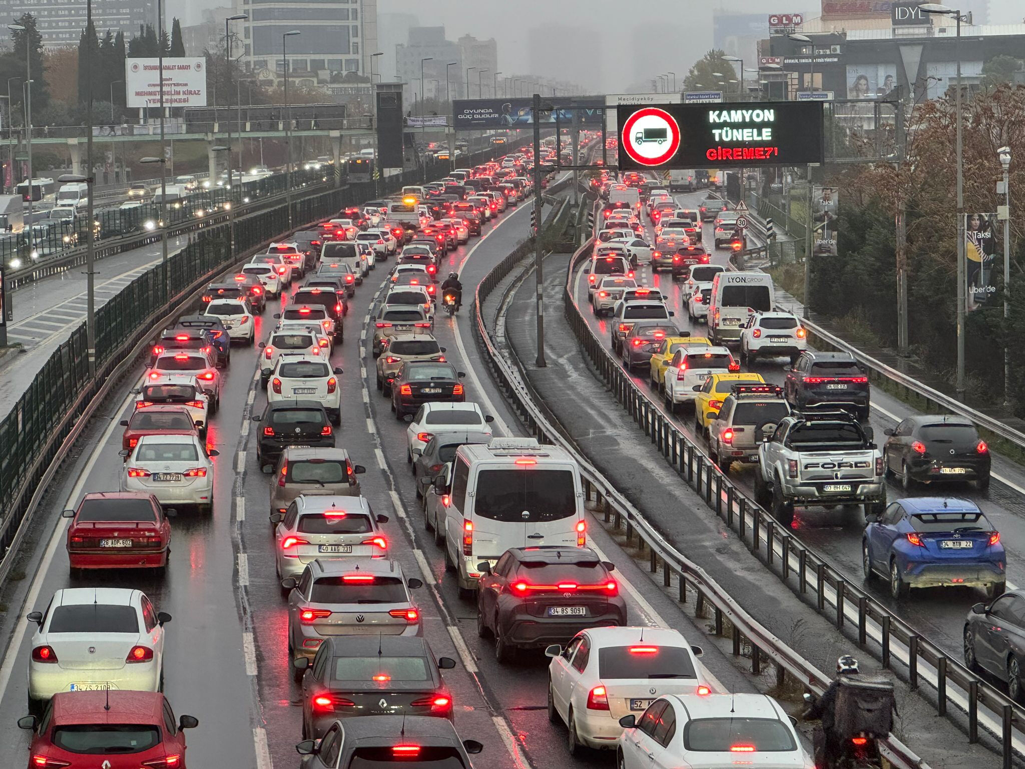 İstanbul'da trafik durma noktasına geldi! Harita kıpkırmızı, yüzde 90 yoğunluğa ulaştı - 4. Resim
