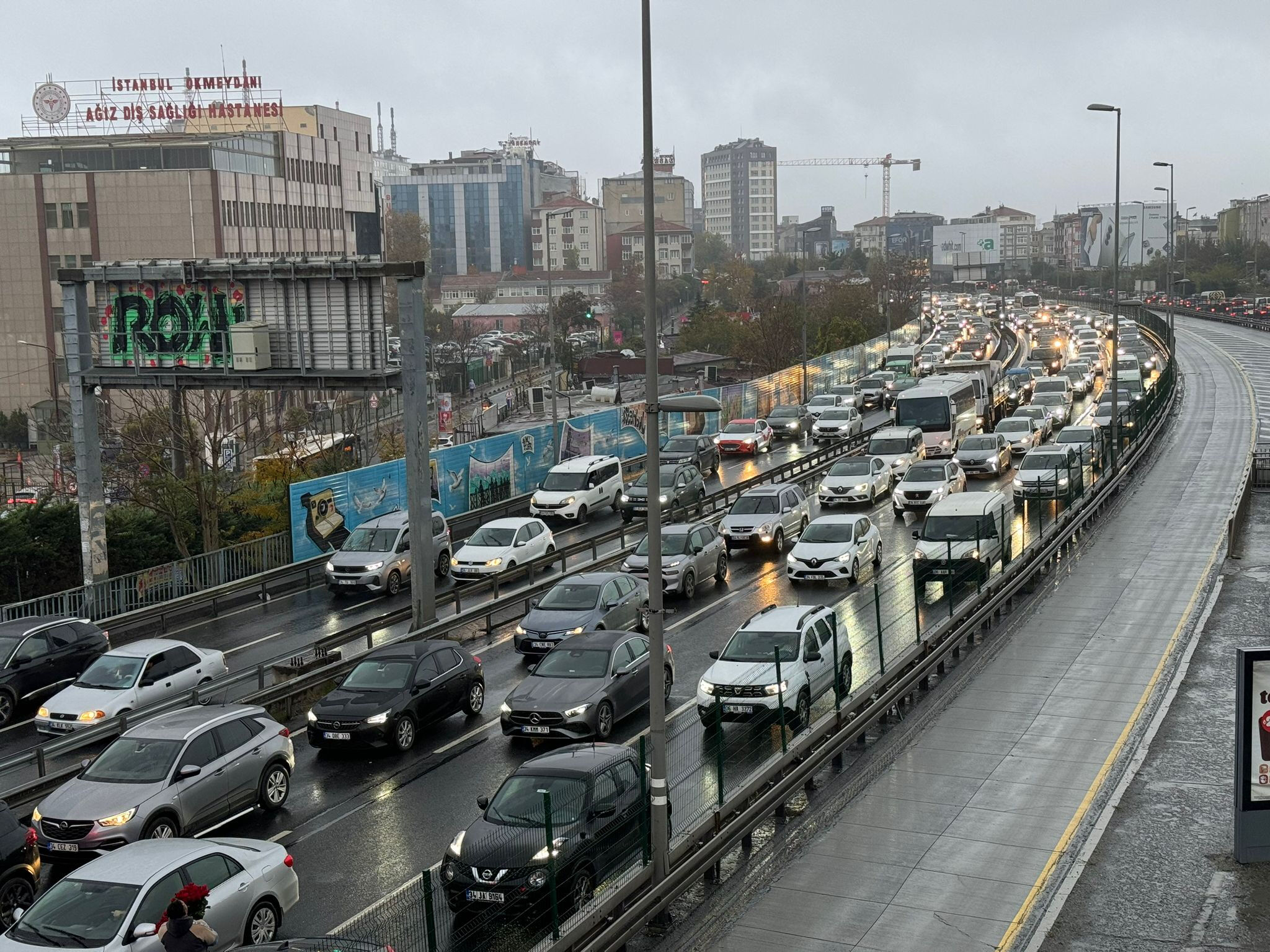 İstanbul'da trafik durma noktasına geldi! Harita kıpkırmızı, yüzde 90 yoğunluğa ulaştı - 3. Resim