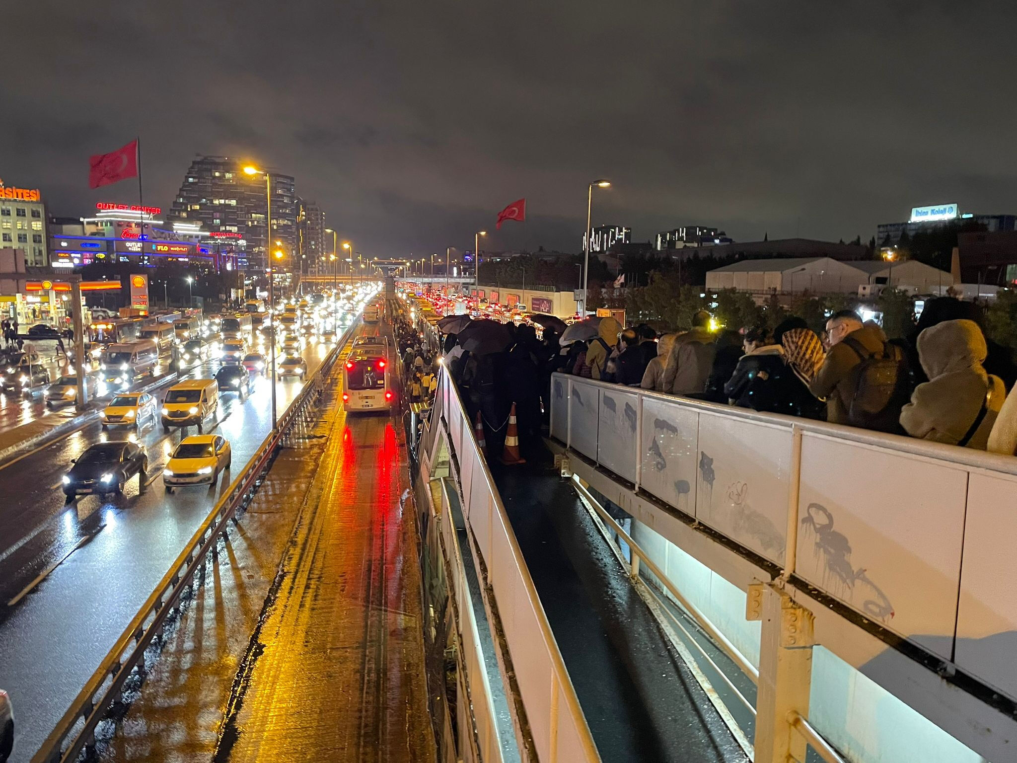 İstanbul'da trafik durma noktasına geldi! Harita kıpkırmızı, yüzde 90 yoğunluğa ulaştı - 5. Resim