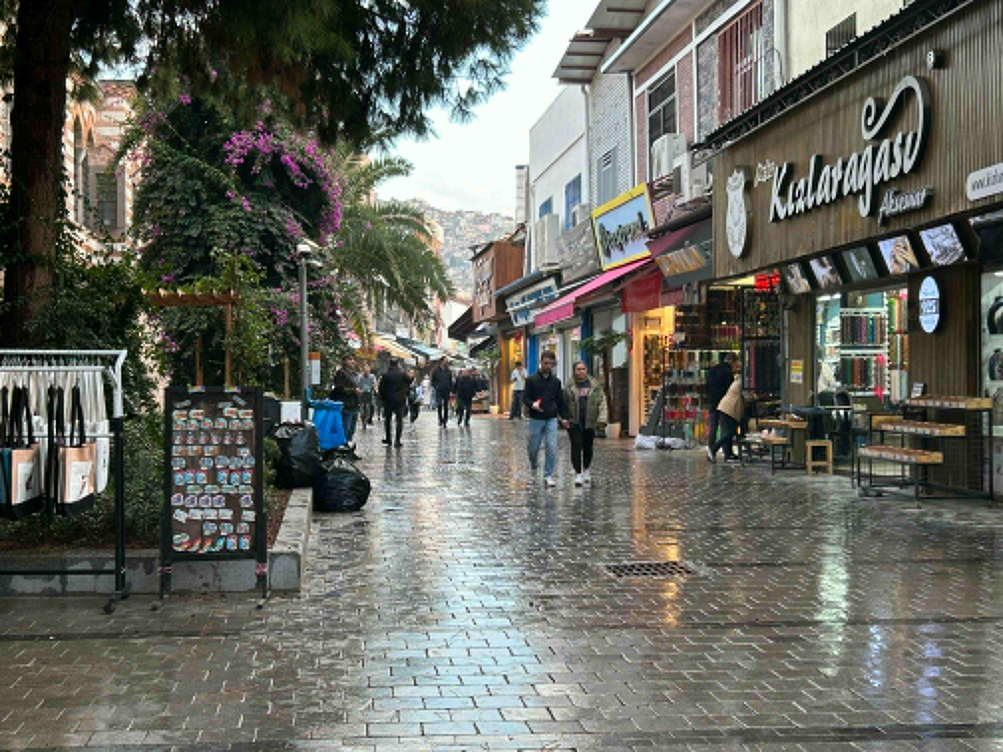 İzmir'i sel aldı! Etrafı su bastı, vatandaşlar mahsur kaldı - 1. Resim