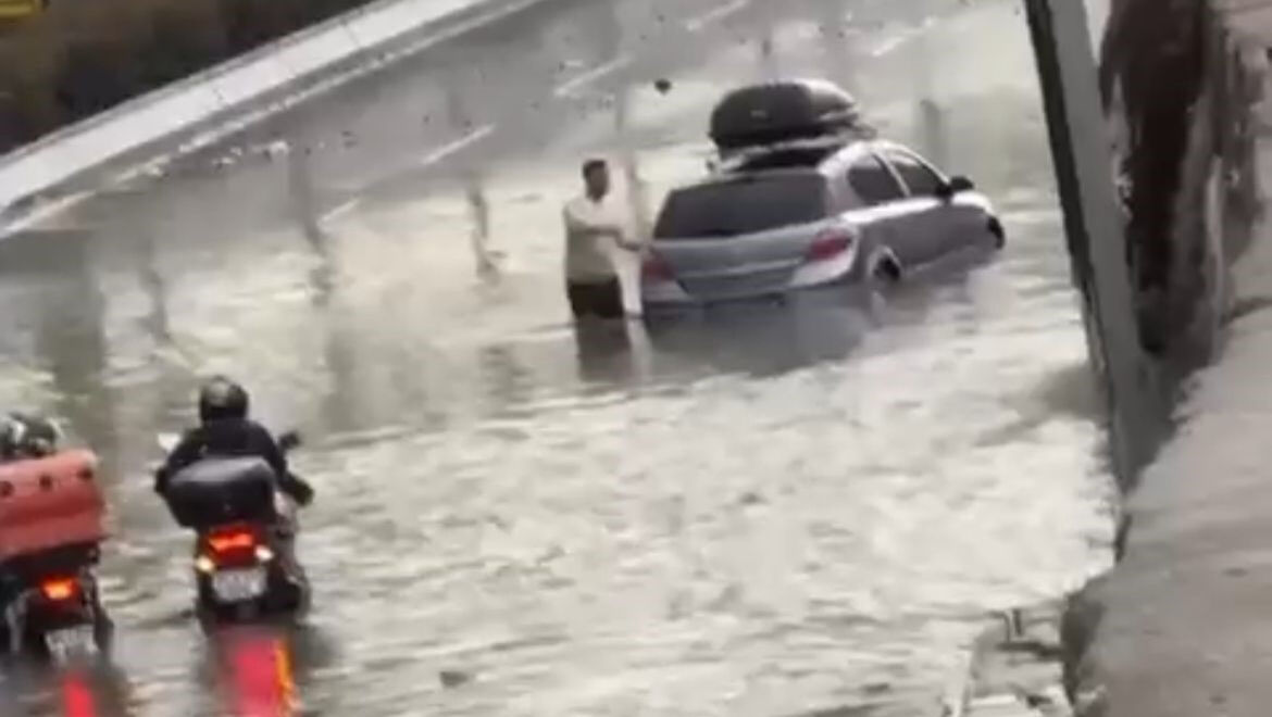 İzmir'i sel aldı! Etrafı su bastı, vatandaşlar mahsur kaldı - 2. Resim