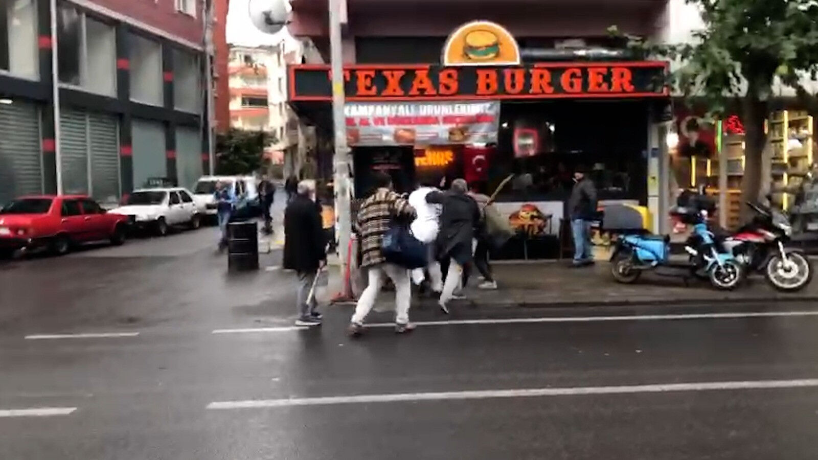 Kavga eden oğlunu bastonla darp etti: Olay anı anbean kamerada - 3. Resim