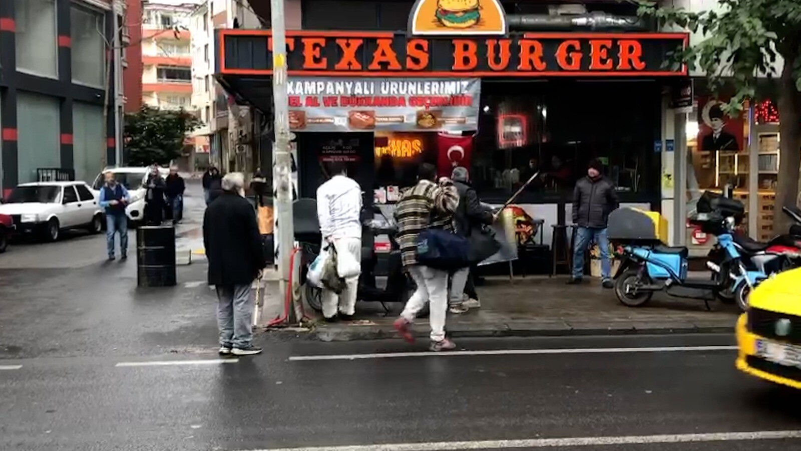 Kavga eden oğlunu bastonla darp etti: Olay anı anbean kamerada - 2. Resim