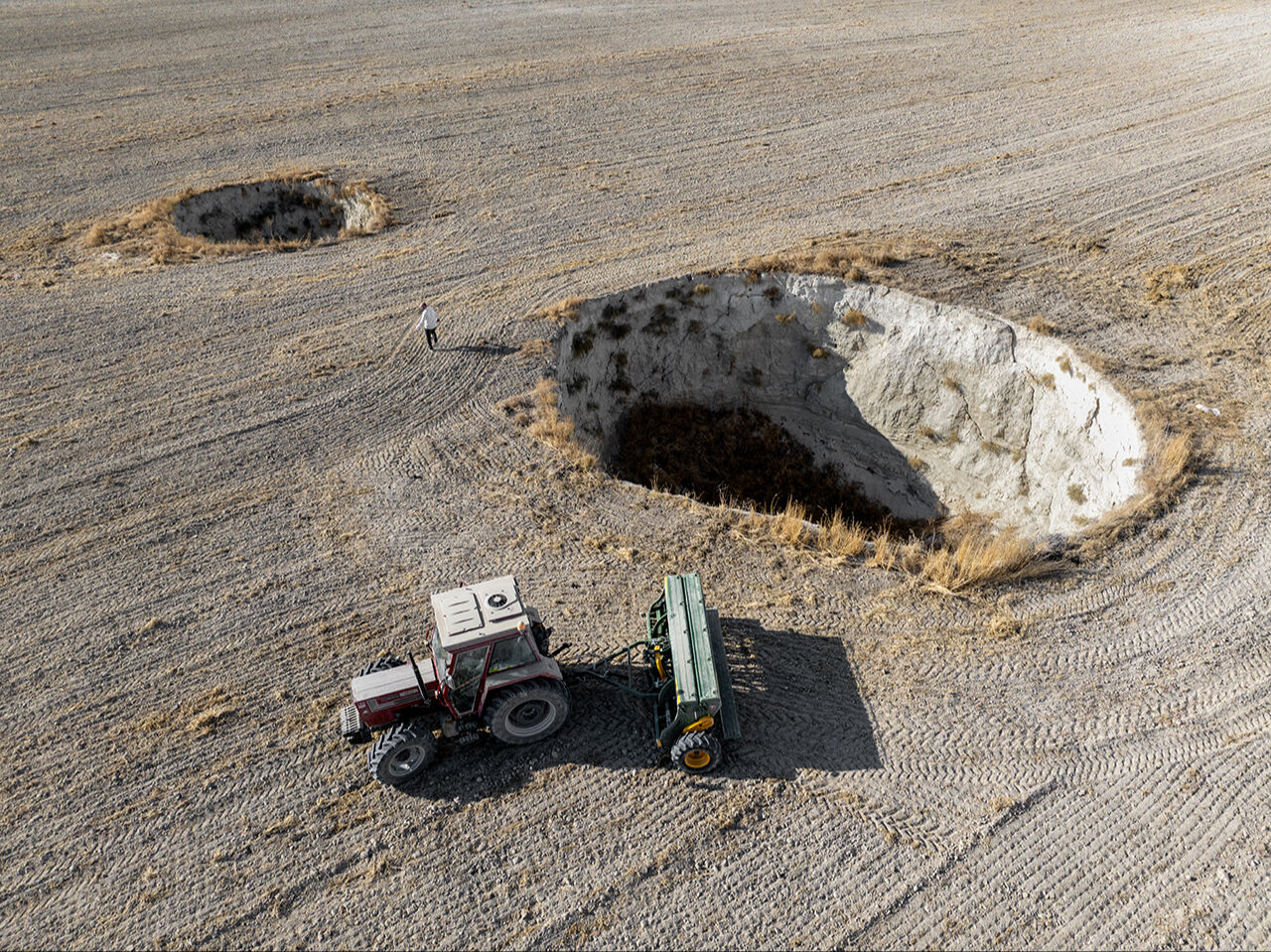 Traktör rallisi! Konyalı çiftçi 8 obruklu tarlayı ekmeyi başardı - 3. Resim