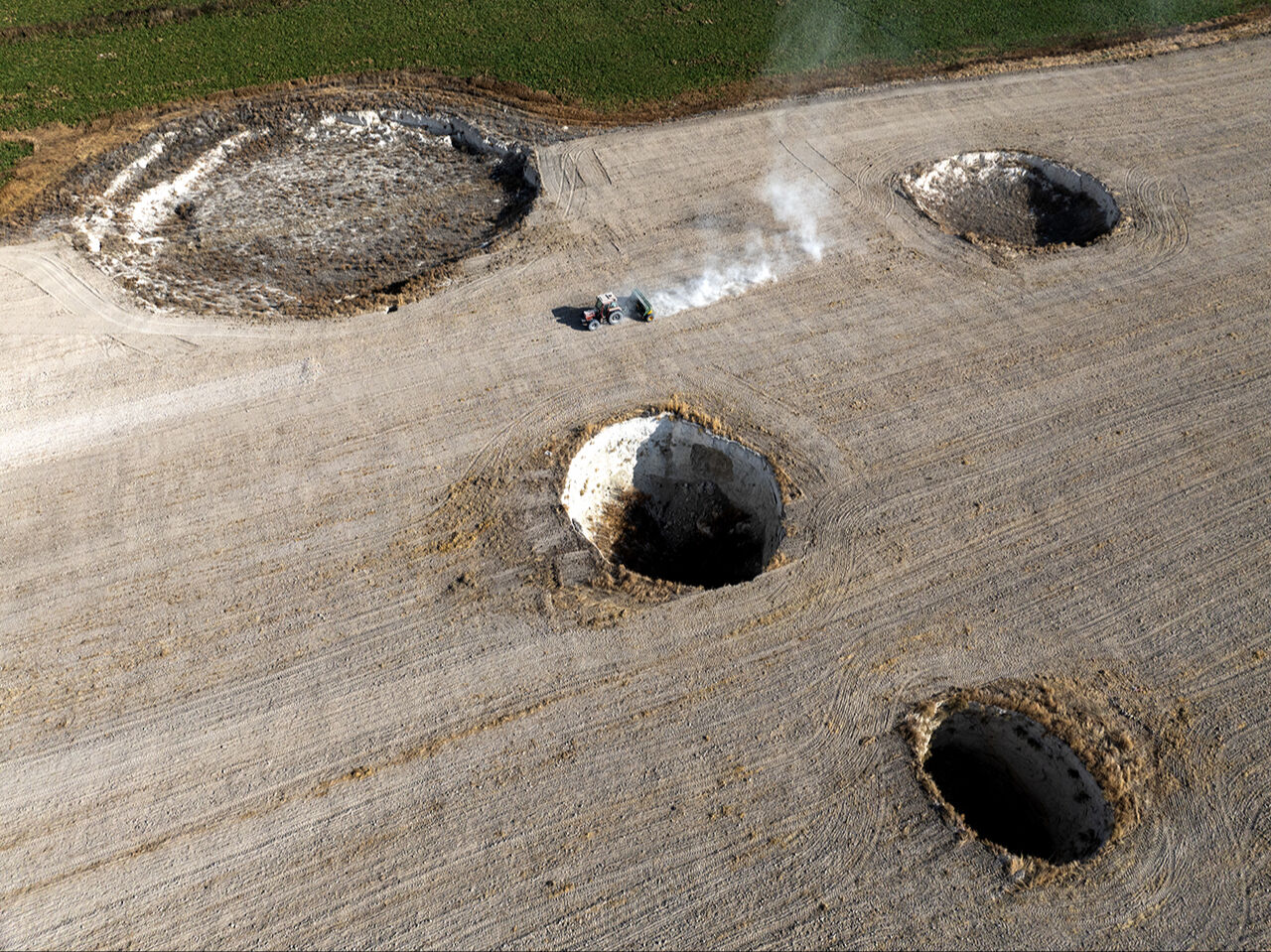 Traktör rallisi! Konyalı çiftçi 8 obruklu tarlayı ekmeyi başardı - 8. Resim