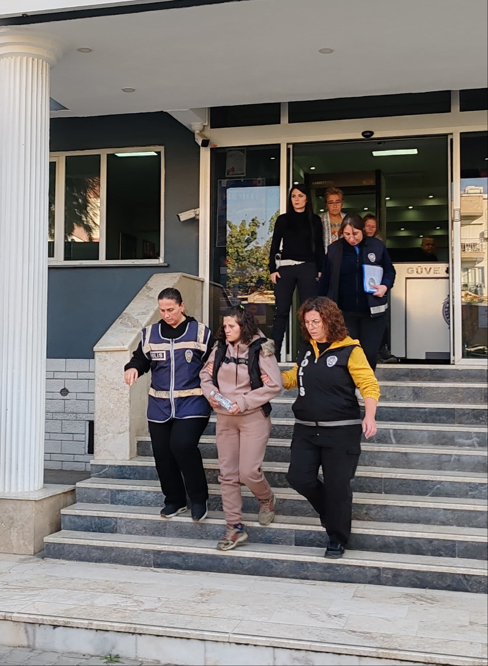 Türkiye İzmir'deki 5 kardeş gözyaşı dökmüştü: Bakanlık devreye girdi, özel ekip sahaya iniyor - 3. Resim