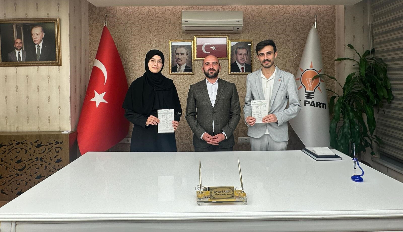 YRP'de sürpriz istifa! Kadın ve gençlik kolları başkanları AK Parti'ye geçti - 1. Resim