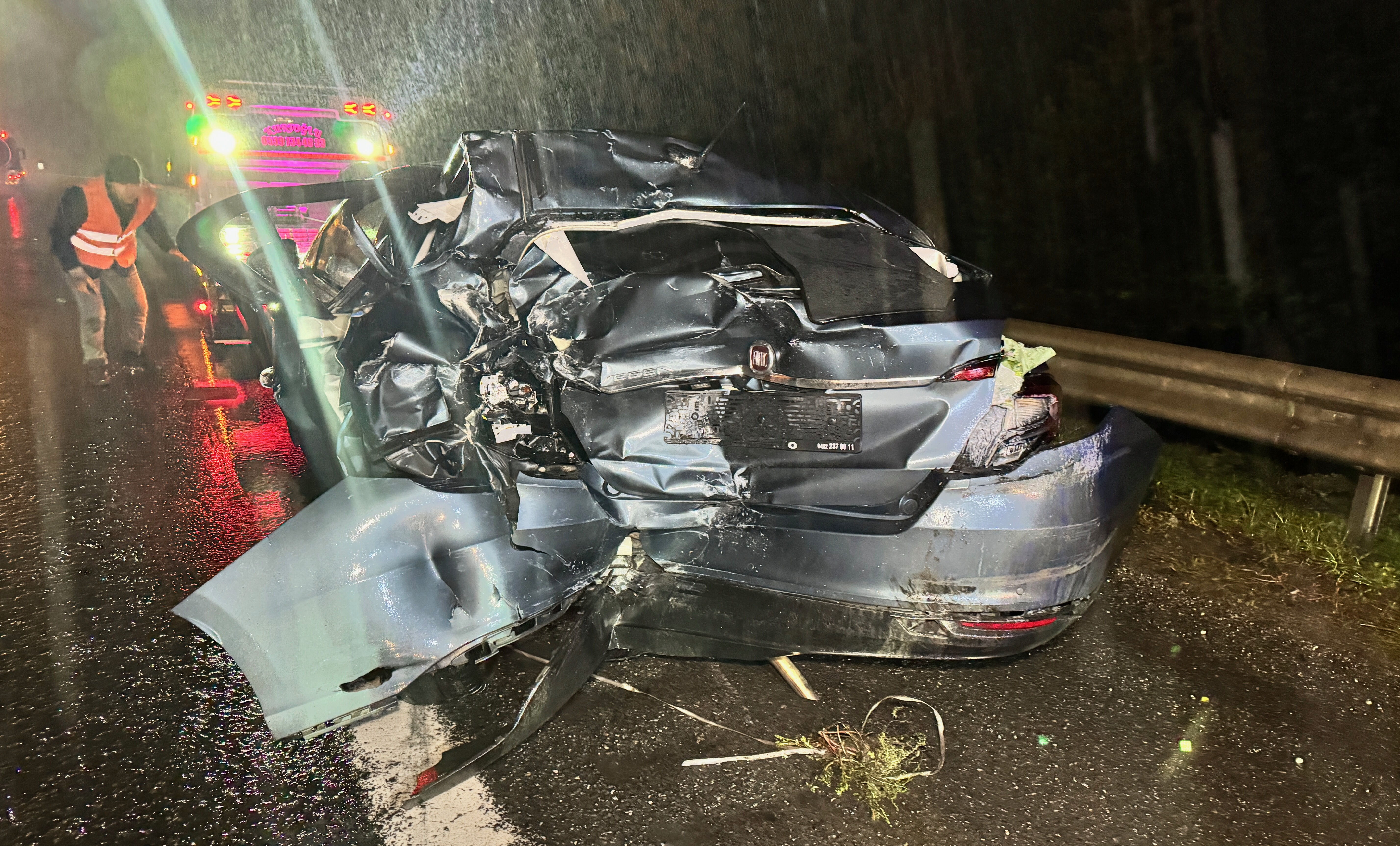 Anadolu Otoyolu'nda korkunç kaza! Tırın çarptığı otomobildeki 3 kişi yaralandı - 1. Resim