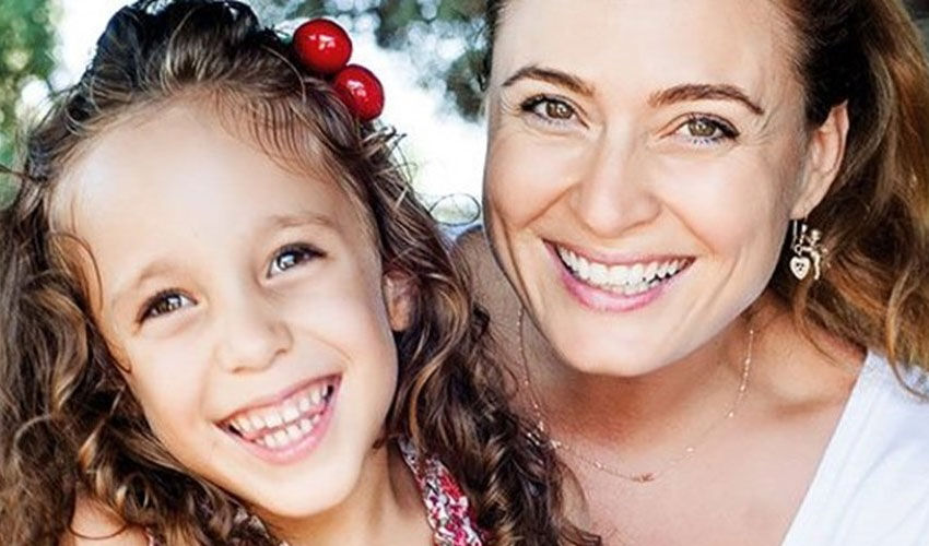 Ceyda Düvenci’nin kızı Melisa, Nil Karaibrahimgil ile sahnede! Hayali gerçek oldu… - 2. Resim