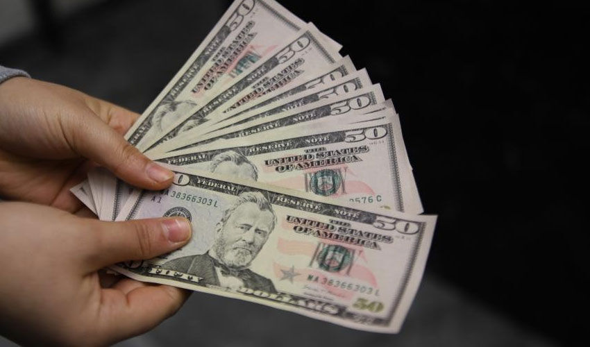 Döviz bürosunda büyük dolandırıcılık! Para sayma makinesinde bile fark edilmedi Döviz bürosunda büyük dolandırıcılık! Para sayma makinesinde bile fark edilmedi - 1. Resim