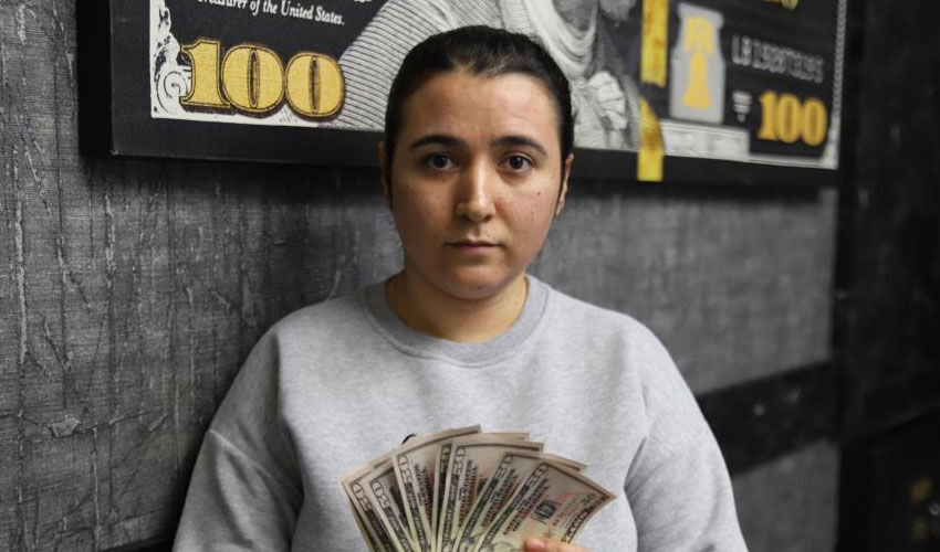 Döviz bürosunda büyük dolandırıcılık! Para sayma makinesinde bile fark edilmedi Döviz bürosunda büyük dolandırıcılık! Para sayma makinesinde bile fark edilmedi - 2. Resim