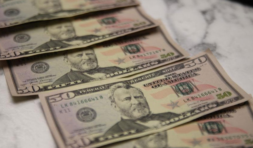 Döviz bürosunda büyük dolandırıcılık! Para sayma makinesinde bile fark edilmedi Döviz bürosunda büyük dolandırıcılık! Para sayma makinesinde bile fark edilmedi - 3. Resim