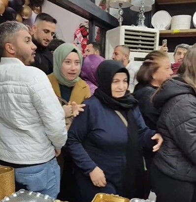 İzmir'deki züccaciye açılışında izdiham! Birbirlerini ezdiler İzmir'deki züccaciye açılışında izdiham! Birbirlerini ezdiler - 1. Resim