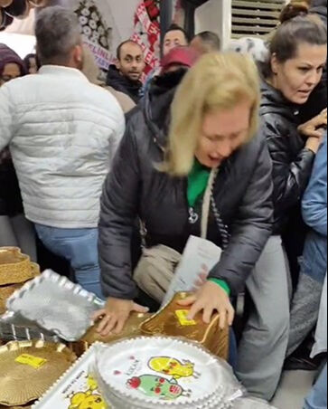 İzmir'deki züccaciye açılışında izdiham! Birbirlerini ezdiler İzmir'deki züccaciye açılışında izdiham! Birbirlerini ezdiler - 2. Resim