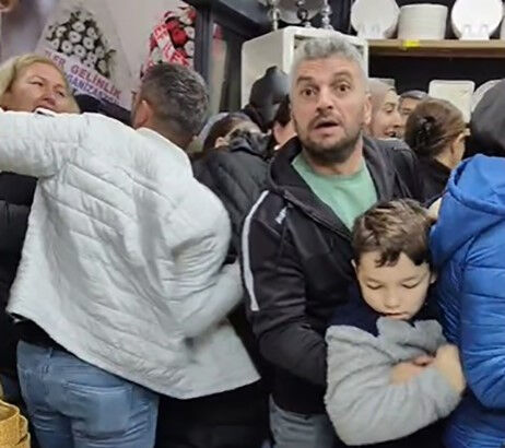 İzmir'deki züccaciye açılışında izdiham! Birbirlerini ezdiler İzmir'deki züccaciye açılışında izdiham! Birbirlerini ezdiler - 4. Resim