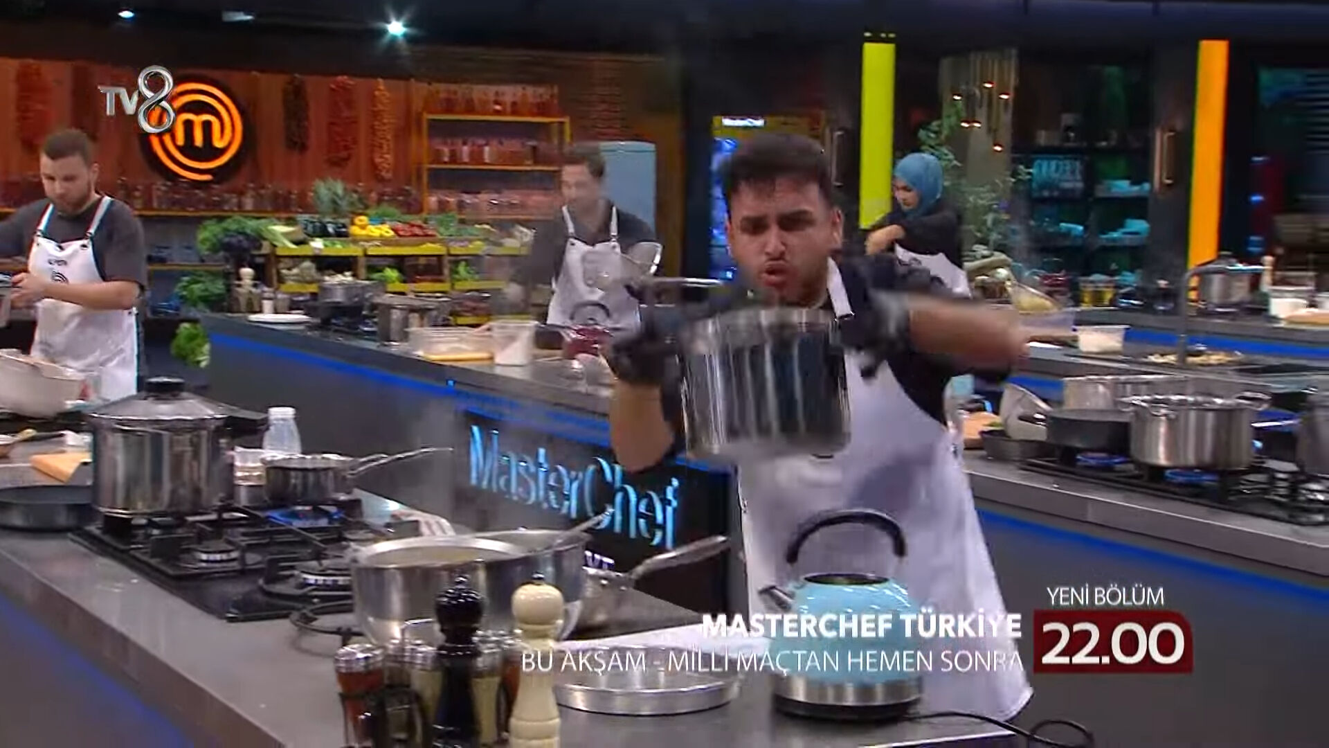 MasterChef’te bir talihsiz kaza daha! Kaynar tencereyle beraber devrildi - 1. Resim