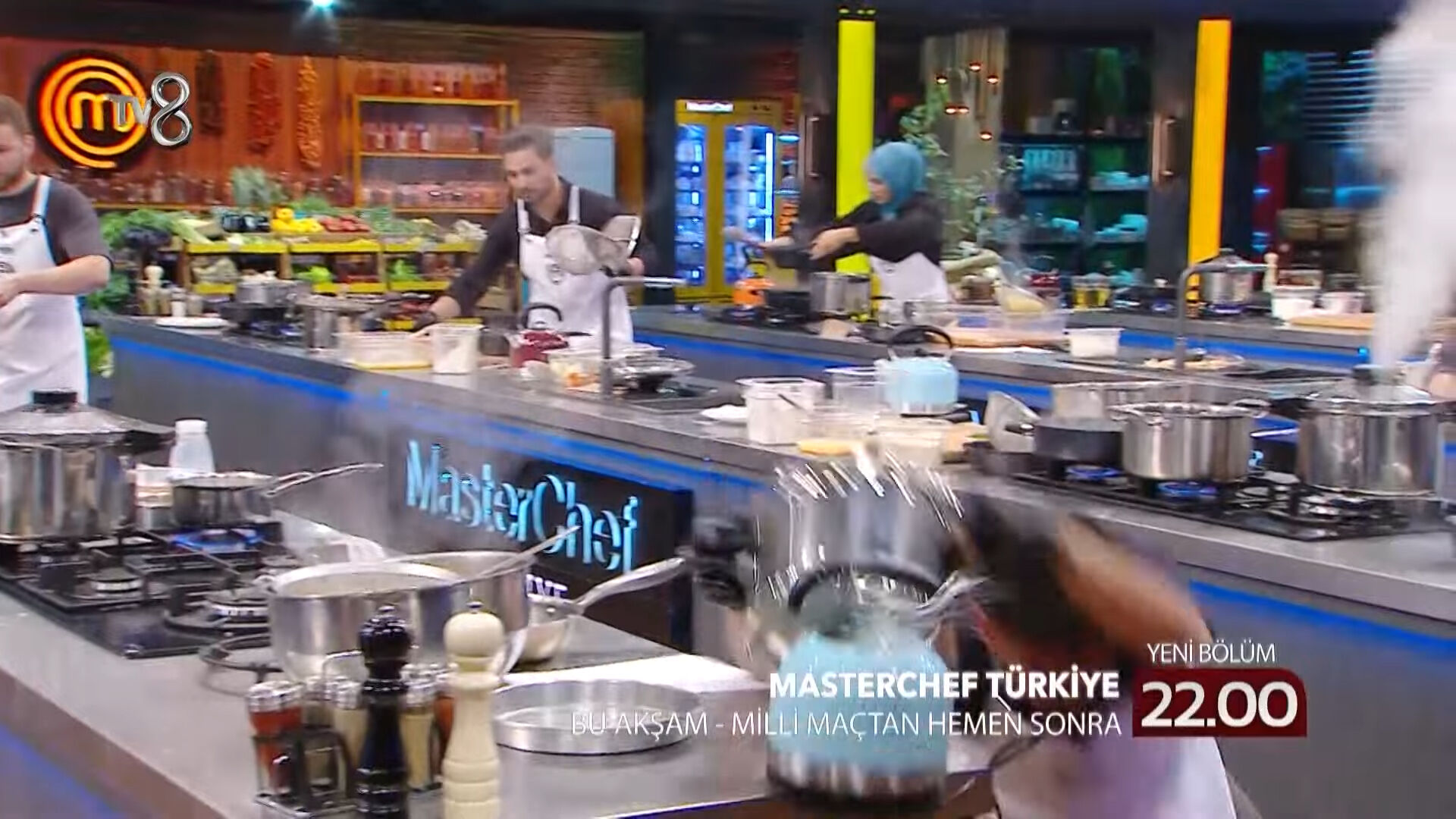 MasterChef’te bir talihsiz kaza daha! Kaynar tencereyle beraber devrildi - 2. Resim