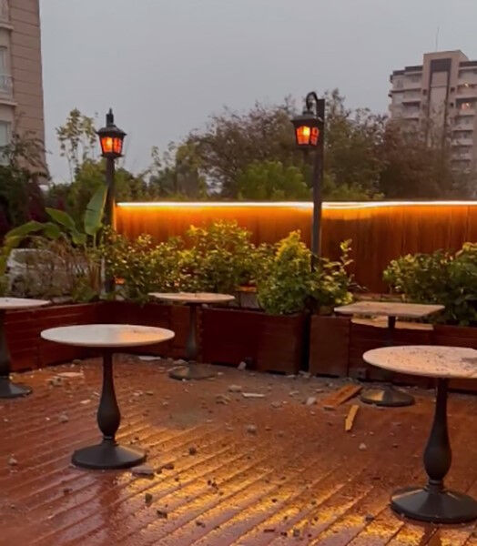 13 katlı binaya yıldırım düştü, panik dolu dolu anlar! Kopan beton parçaları kafe ve araçlara çarptı, ışıklar patladı - 1. Resim