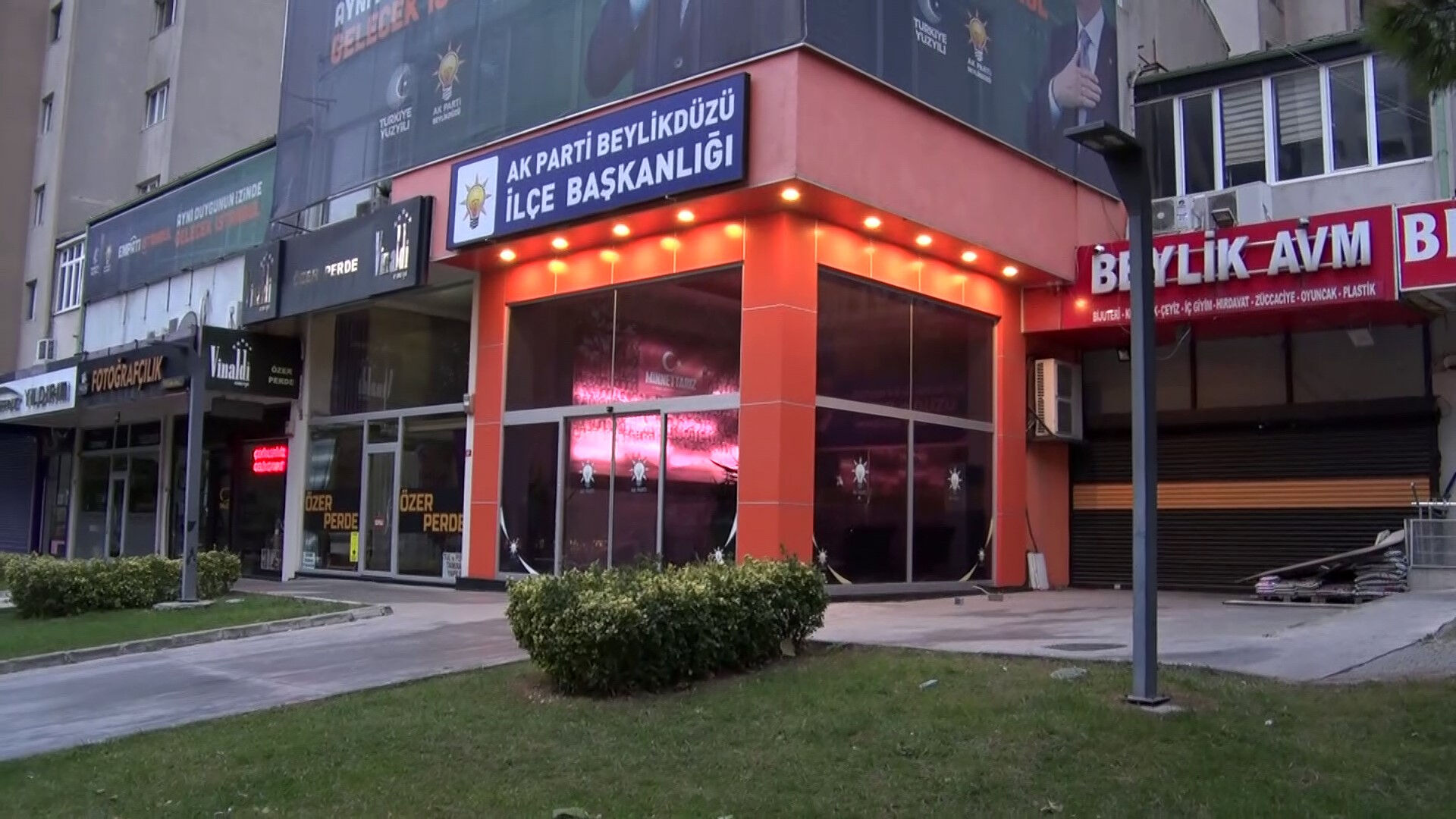 AK Parti Beylikdüzü İlçe Başkanlığına saldırı! O anlar kamerada AK Parti Beylikdüzü İlçe Başkanlığına saldırı! O anlar kamerada - 2. Resim