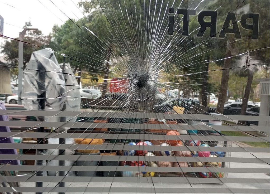 AK Parti Beylikdüzü İlçe Başkanlığına saldırı! O anlar kamerada AK Parti Beylikdüzü İlçe Başkanlığına saldırı! O anlar kamerada - 1. Resim