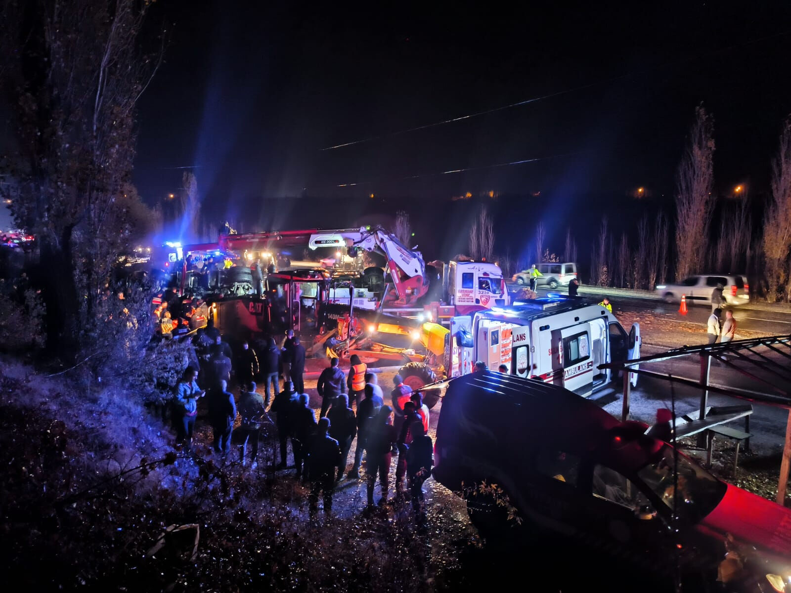 Feci kazada şehidimiz var! Polisler saman yüklü tırın altında ezildi Feci kazada şehidimiz var! Polisler tırın altında kaldı - 1. Resim