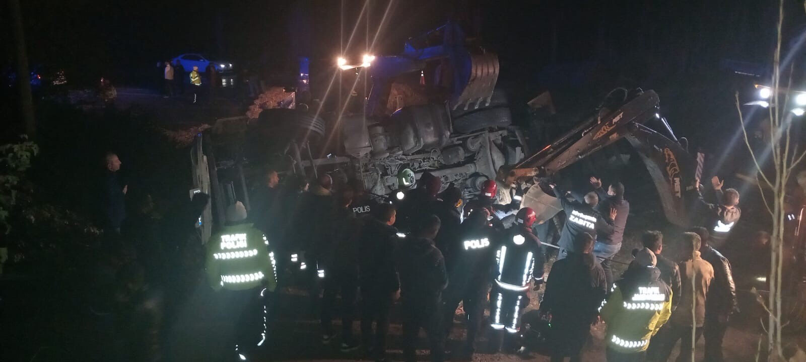 Feci kazada şehidimiz var! Polisler saman yüklü tırın altında ezildi Feci kazada şehidimiz var! Polisler tırın altında kaldı - 3. Resim