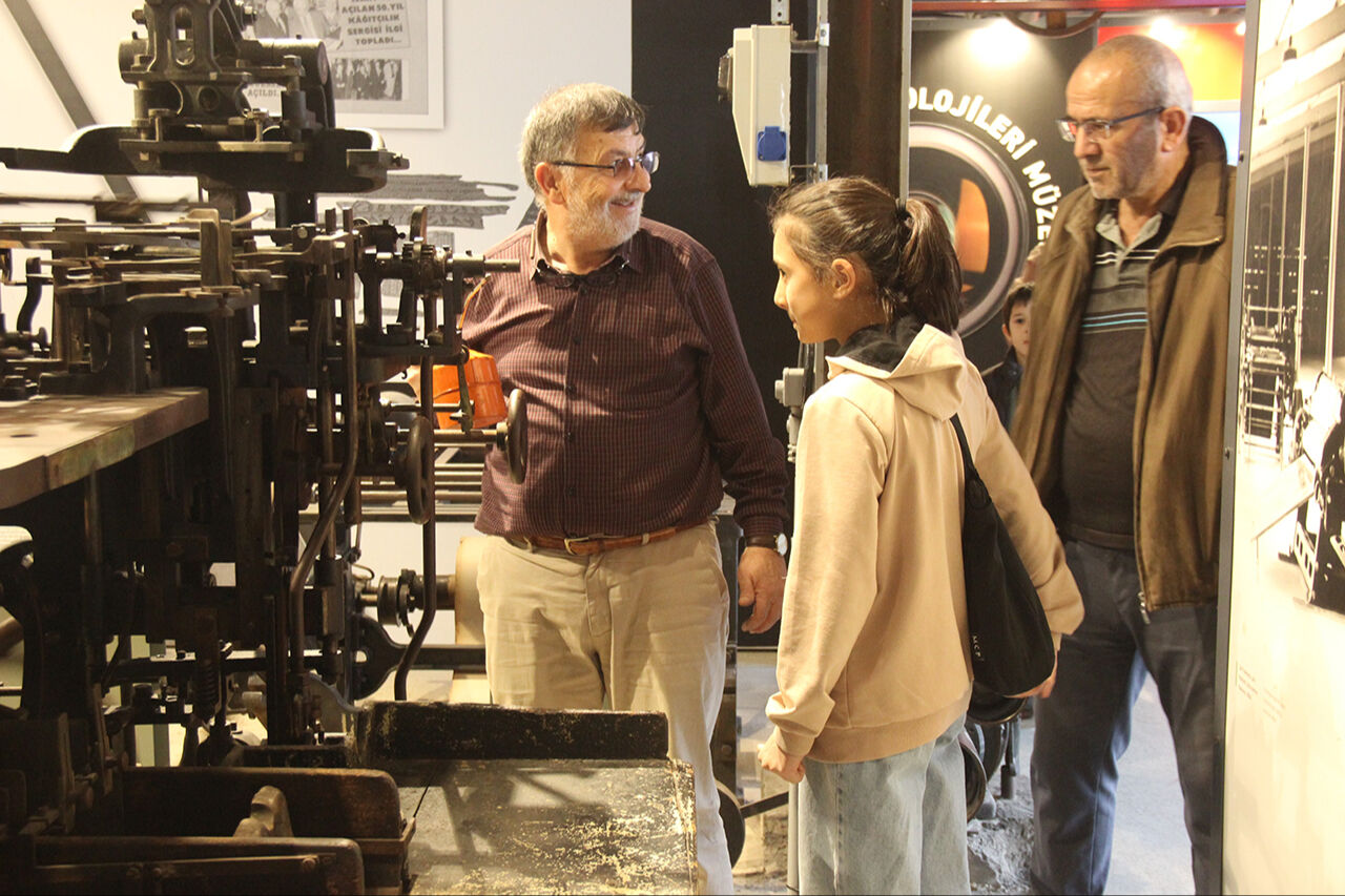 Görenler hayret ediyor! Kocaeli'de 140 yıllık zarf makinesi ilk günkü gibi çalışıyor - 2. Resim