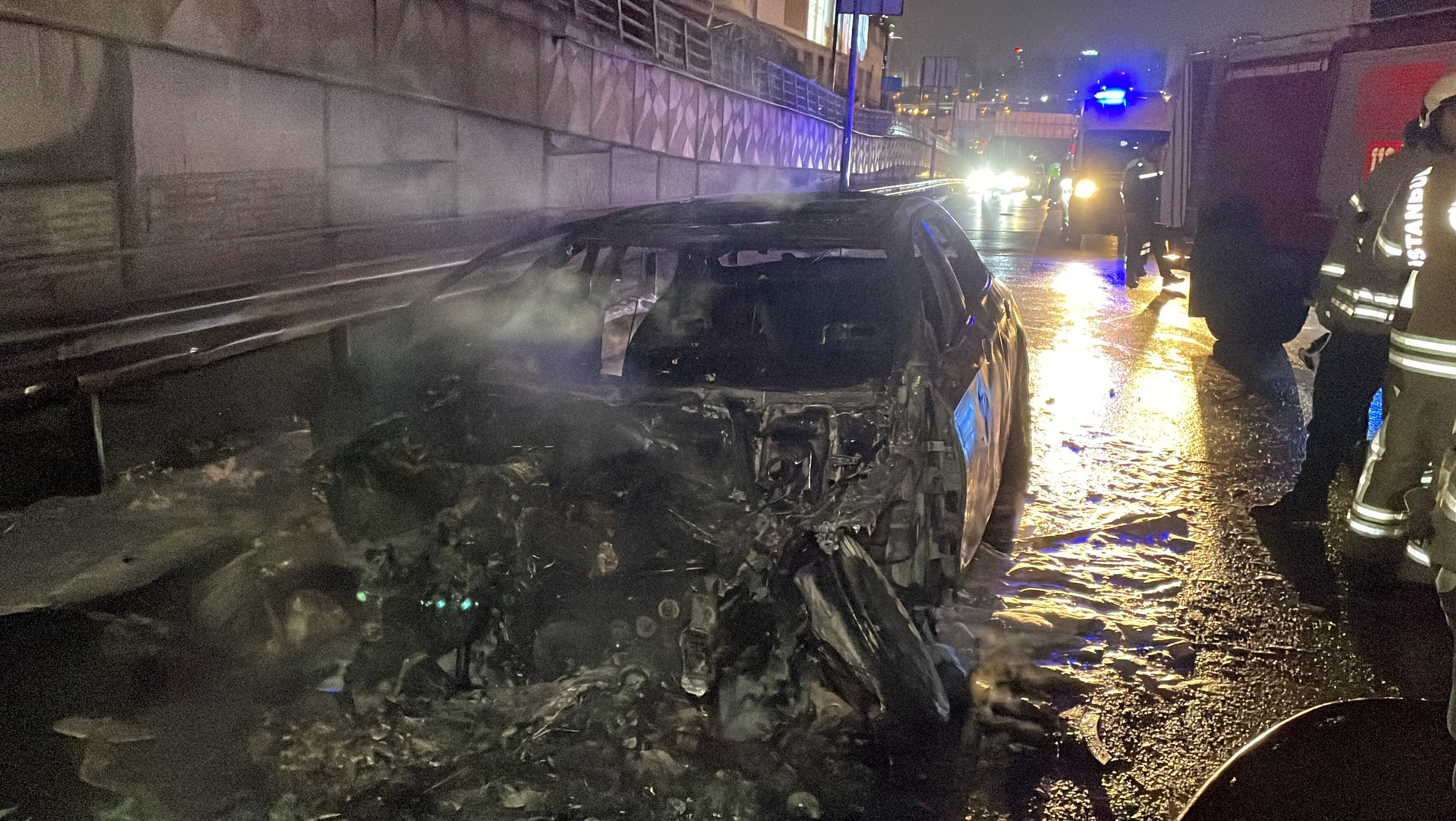 İstanbul TEM Otoyolu'nda seyir halindeki araç alev alev yandı - 1. Resim