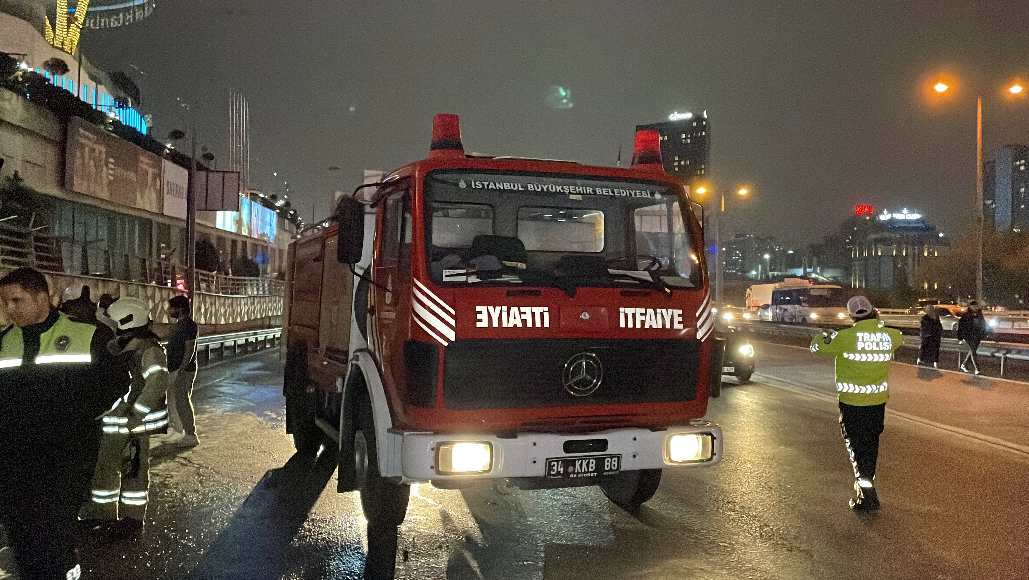 İstanbul TEM Otoyolu'nda seyir halindeki araç alev alev yandı - 2. Resim