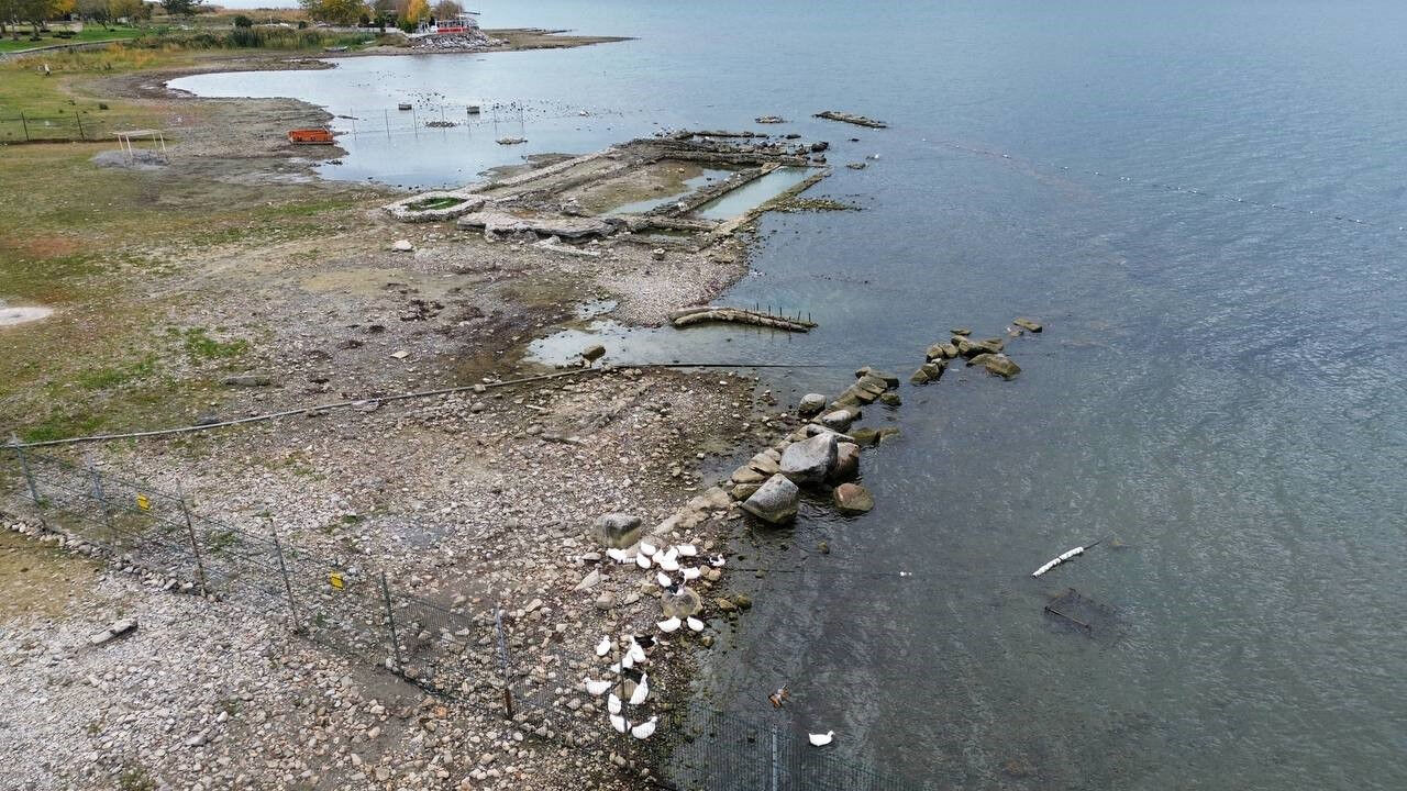 İznik Gölü korkuttu! Kuraklık 2 bin yıllık bazilikayı ortaya çıkardı - 1. Resim