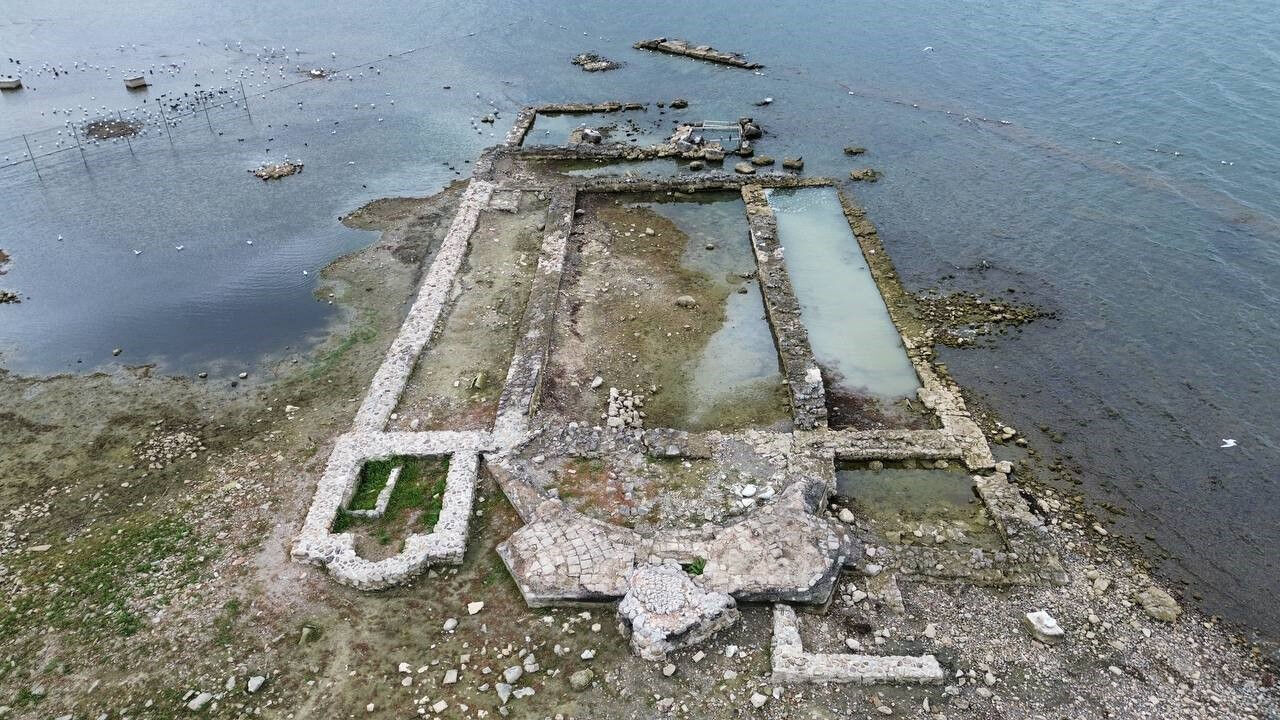 İznik Gölü korkuttu! Kuraklık 2 bin yıllık bazilikayı ortaya çıkardı - 1. Resim