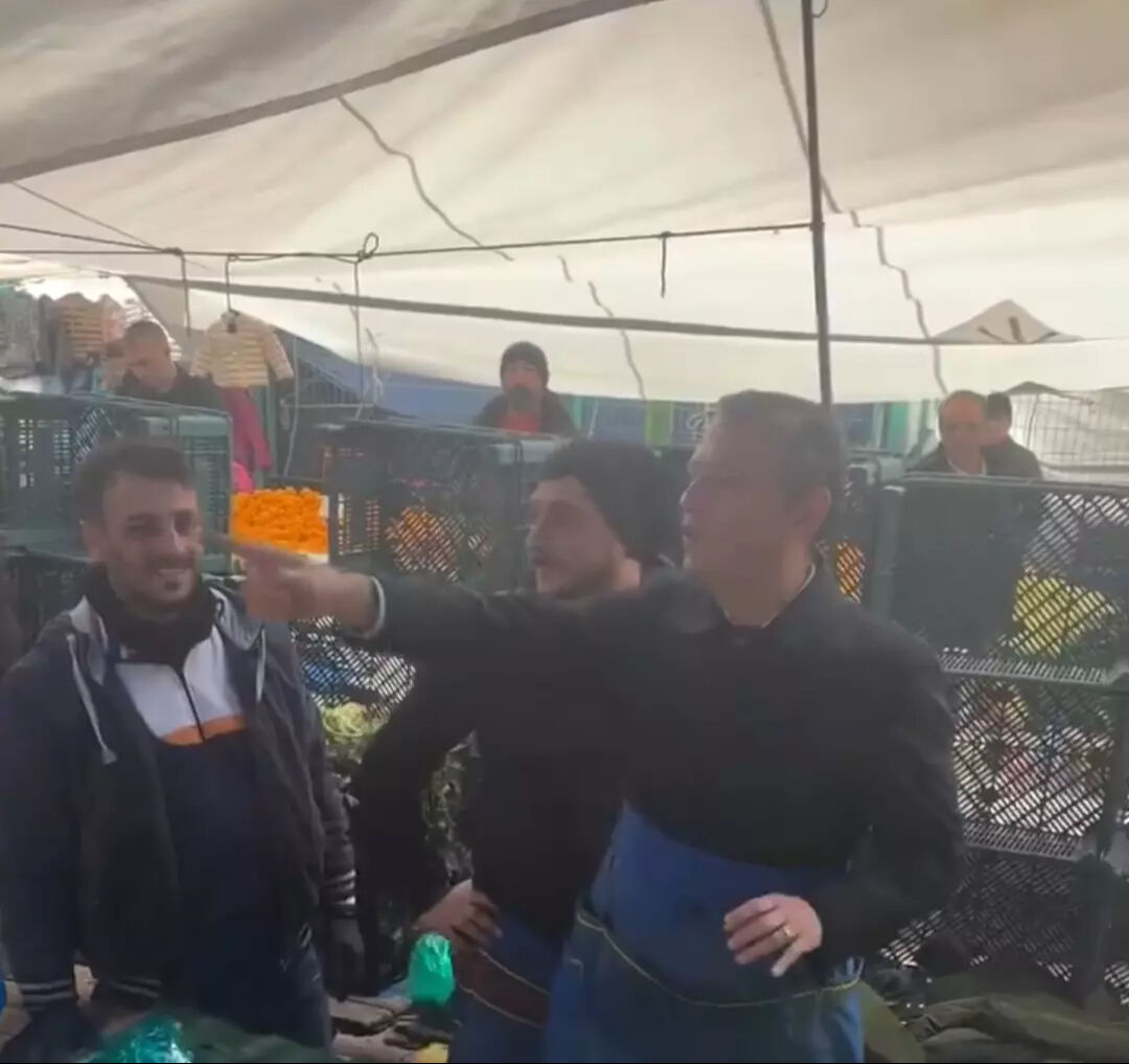 Özgür Özel pazarcılığa soyundu! Önlüğü giydi, vatandaşlara lahana sattı - 2. Resim