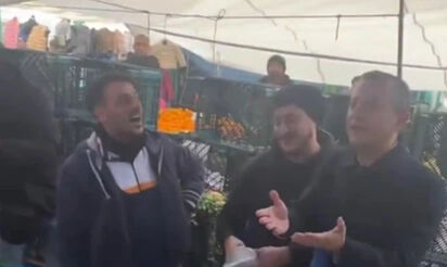 Özgür Özel pazarcılığa soyundu! Önlüğü giydi, vatandaşlara lahana sattı - 1. Resim